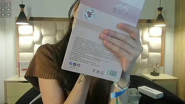 Snapshot of Emilia_Bons chatting on March 2, 1:40 pm Emilia Bons online show from March 2, 1:40 pm