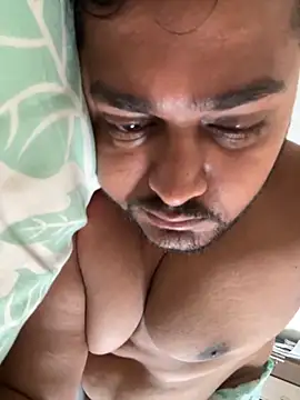 Snapshot of blrguychub chatting on November 17, 2:50 am blrguychub online show from November 17, 2:50 am