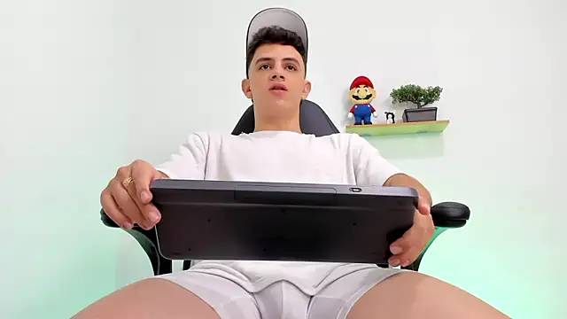 Snapshot of Mikecooper chatting on October 12, 11:59 pm Mikecooper online show from October 12, 11:59 pm