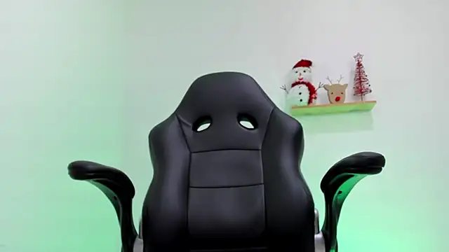 Snapshot of Mikecooper chatting on December 21, 11:45 pm Mikecooper online show from December 21, 11:45 pm