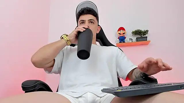 Snapshot of Mikecooper chatting on February 21, 12:22 am Mikecooper online show from February 21, 12:22 am