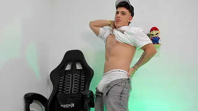 Snapshot of Mikecooper chatting on February 23, 7:17 am Mikecooper online show from February 23, 7:17 am