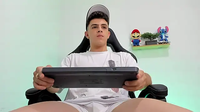 Snapshot of Mikecooper chatting on February 25, 1:37 am Mikecooper online show from February 25, 1:37 am