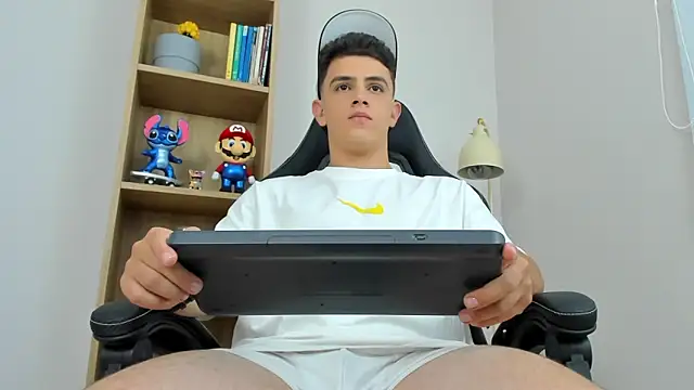 Snapshot of Mikecooper chatting on April 8, 12:10 am Mikecooper online show from April 8, 12:10 am