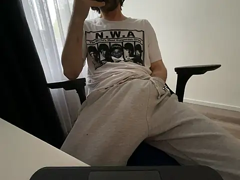 Frankieyyy1 online show from May 17, 4:43 am