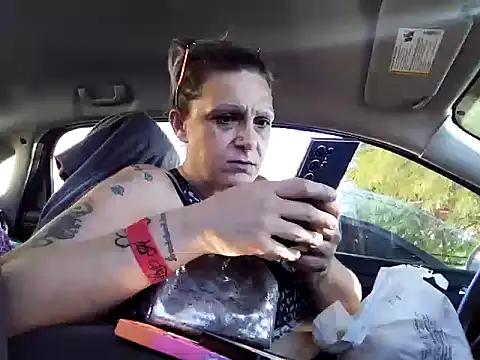 Snapshot of SparklesB1tch chatting on September 22, 11:07 pm SparklesB1tch online show from September 22, 11:07 pm