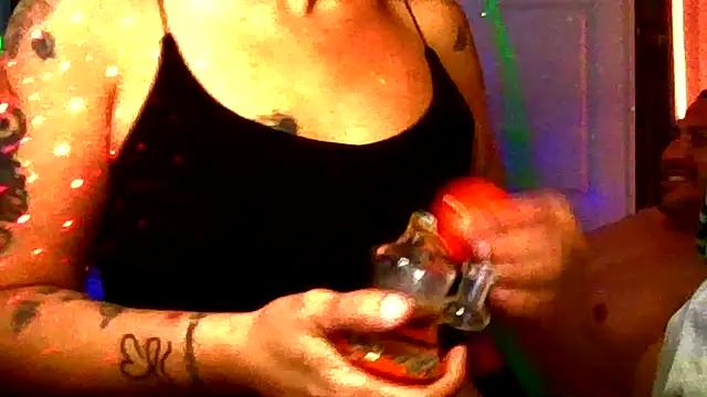 Snapshot of SparklesB1tch chatting on December 15, 4:33 pm SparklesB1tch online show from December 15, 4:33 pm