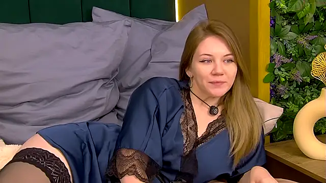 Snapshot of VeraHaze chatting on November 11, 2:22 am VeraHaze online show from November 11, 2:22 am