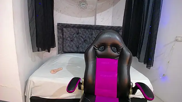 Snapshot of mia__thomson_ chatting on October 24, 12:34 pm mia  thomson  online show from October 24, 12:34 pm