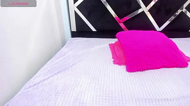 Snapshot of iisabella_noa chatting on October 23, 1:32 pm iisabella noa online show from October 23, 1:32 pm