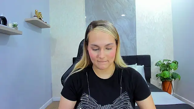 Emmaa white  online show from May 12, 5:32 pm