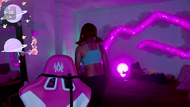 larah uwu online show from October 10, 7:46 pm