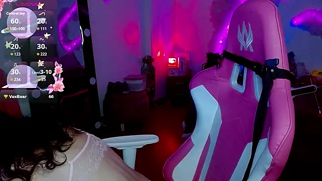 larah uwu online show from November 4, 6:51 pm