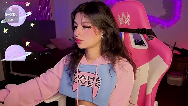 larah uwu online show from March 28, 8:30 pm