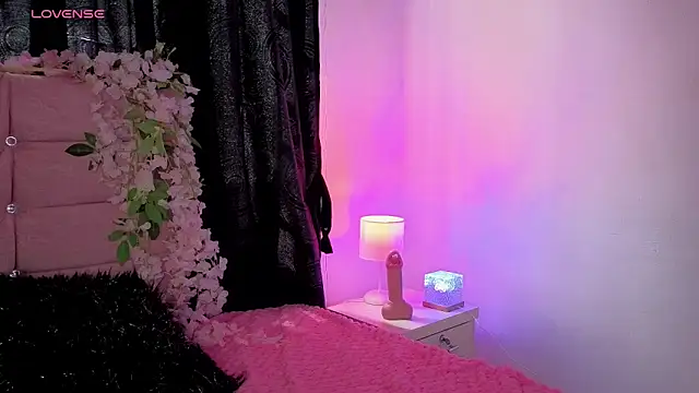 larah uwu online show from May 9, 6:57 pm