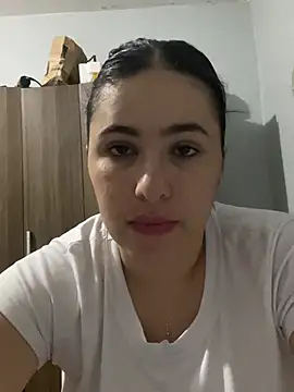 Snapshot of IvettSt_ chatting on August 4, 3:21 am IvettSt online show from August 4, 3:21 am