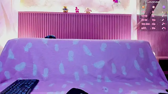 Snapshot of HollyHill_ chatting on September 19, 11:44 am HollyHill online show from September 19, 11:44 am