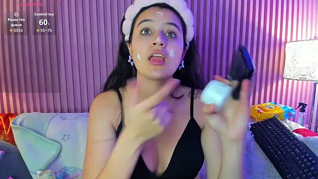 Snapshot of HollyHill_ chatting on October 10, 11:31 am HollyHill online show from October 10, 11:31 am