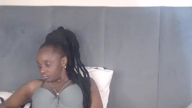 Snapshot of Jah-Queen chatting on October 2, 4:19 am Jah-Queen online show from October 2, 4:19 am