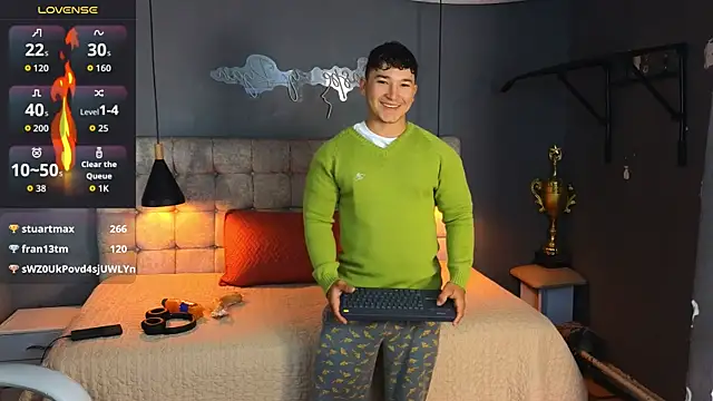 Snapshot of Horny_nick18 chatting on October 21, 9:10 am Horny nick18 online show from October 21, 9:10 am