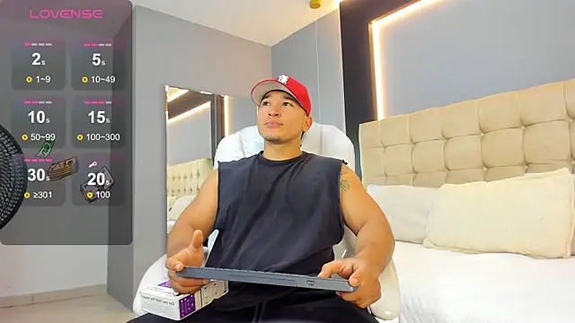 Snapshot of Horny_nick18 chatting on February 5, 2:33 pm Horny nick18 online show from February 5, 2:33 pm