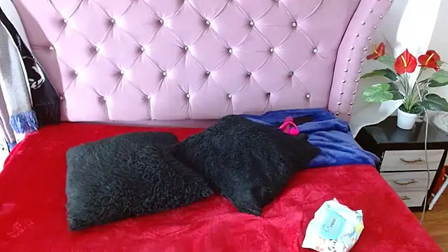 katalinathxandbritney1 online show from February 3, 4:43 am