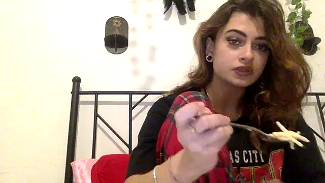 Snapshot of piccolaflo chatting on February 9, 5:17 pm piccolaflo online show from February 9, 5:17 pm