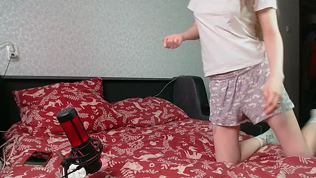 litle owl online show from April 25, 3:09 pm