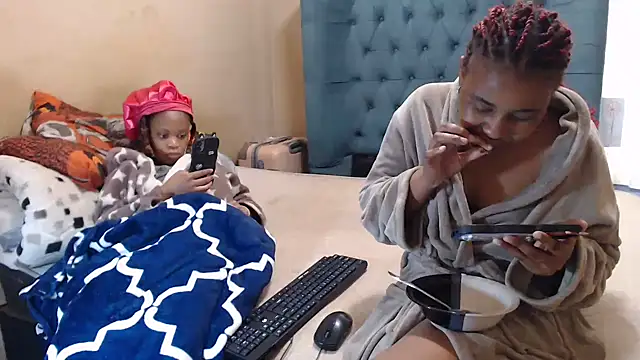 Snapshot of EbonyEssence chatting on May 25, 10:32 am EbonyEssence online show from May 25, 10:32 am