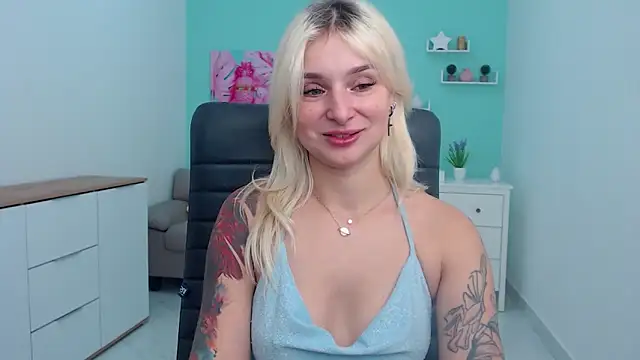 LilFleurish online show from October 12, 5:17 am