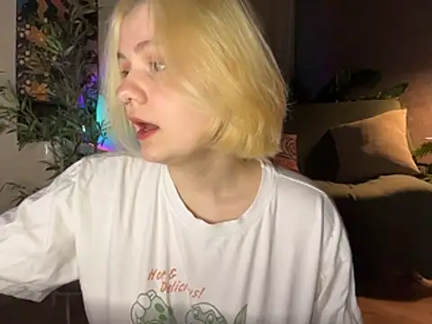 MoonIvy  online show from April 30, 6:47 pm