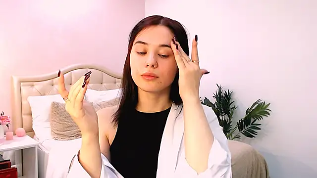 Snapshot of lil_angel_ chatting on October 14, 1:01 pm lil angel online show from October 14, 1:01 pm