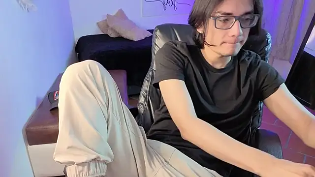 Snapshot of davoxer chatting on February 7, 3:43 am davoxer online show from February 7, 3:43 am