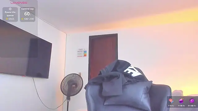 Snapshot of RJBarto chatting on October 7, 7:11 pm RJBarto online show from October 7, 7:11 pm