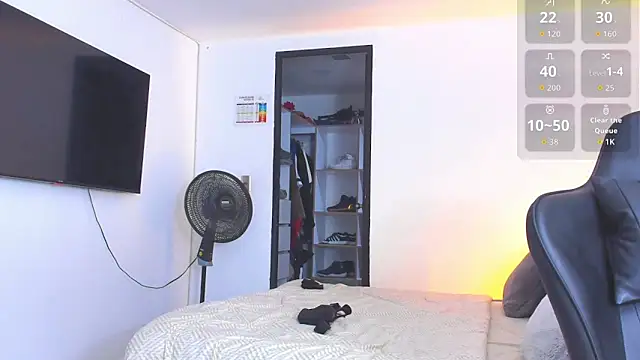 Snapshot of RJBarto chatting on October 17, 4:48 am RJBarto online show from October 17, 4:48 am