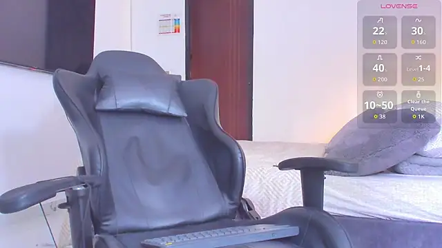 Snapshot of RJBarto chatting on October 31, 4:52 pm RJBarto online show from October 31, 4:52 pm