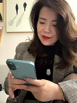 Snapshot of anna_yngs chatting on October 6, 1:58 am anna yngs online show from October 6, 1:58 am