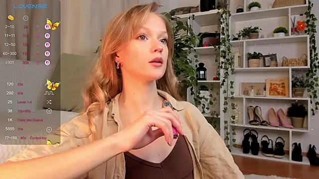 Snapshot of Kara_smalltits chatting on November 3, 11:22 am Kara smalltits online show from November 3, 11:22 am