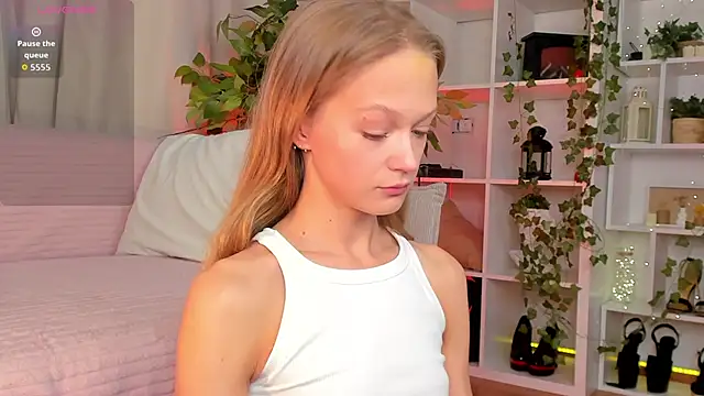 Snapshot of Kara_smalltits chatting on December 4, 11:52 am Kara smalltits online show from December 4, 11:52 am