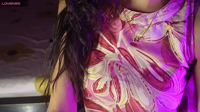 Snapshot of NidhiChandra chatting on October 18, 11:33 am NidhiChandra online show from October 18, 11:33 am