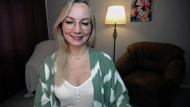 Snapshot of Ava_Elior chatting on September 22, 9:33 am Ava Elior online show from September 22, 9:33 am