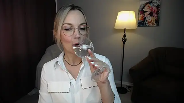 Snapshot of Ava_Elior chatting on October 8, 9:51 am Ava Elior online show from October 8, 9:51 am