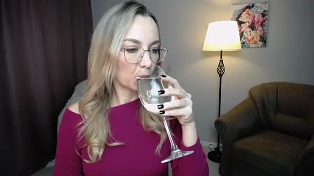 Snapshot of Ava_Elior chatting on October 31, 10:38 am Ava Elior online show from October 31, 10:38 am