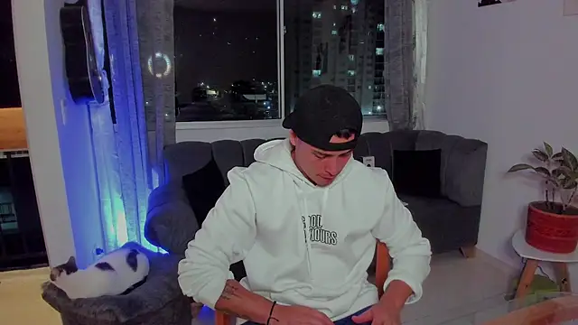 connorsmiith online show from September 22, 2:46 am