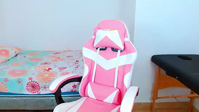 Snapshot of kamilla_evans chatting on November 11, 10:43 pm kamilla evans online show from November 11, 10:43 pm