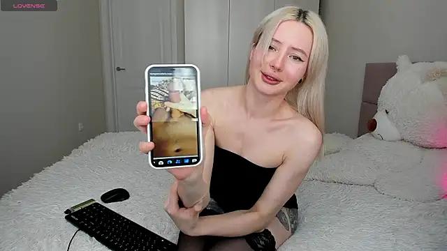 Snapshot of Lilly_lllll chatting on April 27, 10:24 am Lilly lllll online show from April 27, 10:24 am