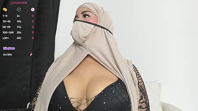 Snapshot of thaira_aly chatting on November 4, 10:42 pm thaira aly online show from November 4, 10:42 pm