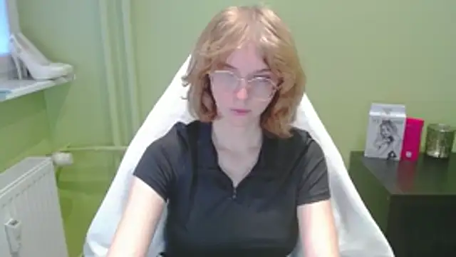 Snapshot of juicyPenny chatting on December 16, 7:35 am juicyPenny online show from December 16, 7:35 am