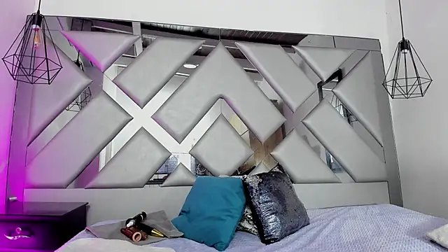 Lorenn Hill online show from November 11, 1:11 pm