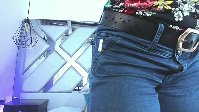 Lorenn Hill online show from November 22, 1:32 pm